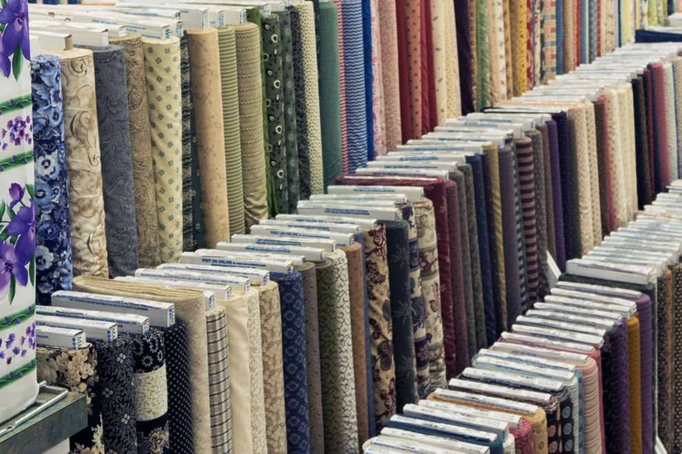 Fabric, Amish Quilts and Farmhouse Country Decor For Sale. Dutchland